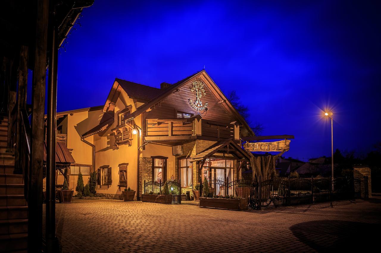 Hotel - Karczma Klimtowka Wolbrom Bagian luar foto